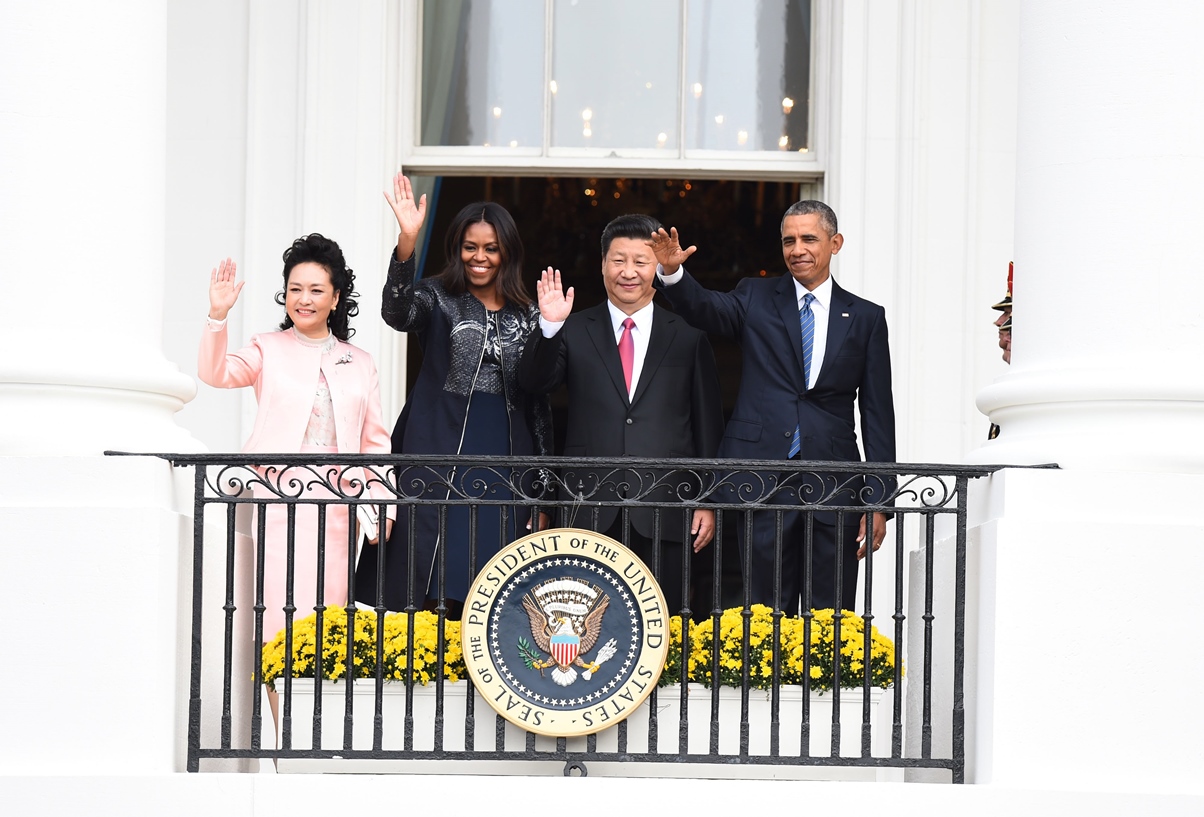 us president barack obama r and first lady michelle obama hosts chinese president xi jinping c and his wife peng liyuan l at the white house for a state visit on september 25 2015 in washington dc photo afp