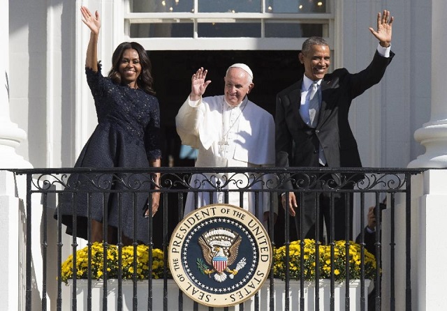 us president barack obama first lady michelle obama and pope francis wave during an arrival ceremony on the south lawn of the white house in washington dc september 23 2015 photo afp