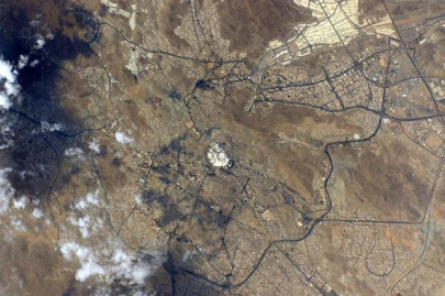 astronaut scott kelly posts stunning picture of makkah from space astronaut scott kelly posts stunning picture of makkah from space