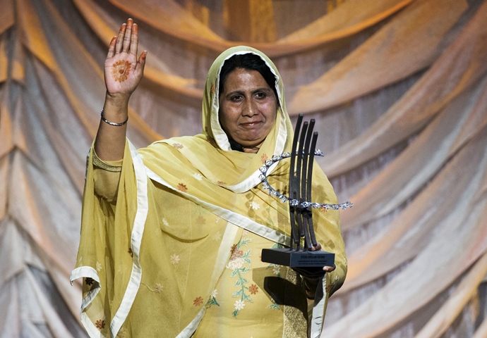 syeda ghulam fatima general secretary bonded labour liberation front pakistan waves after receiving a global citizen award during the clinton global citizen award ceremony at the clinton global initiative 039 s annual meeting in new york september 27 2015 photo reuters