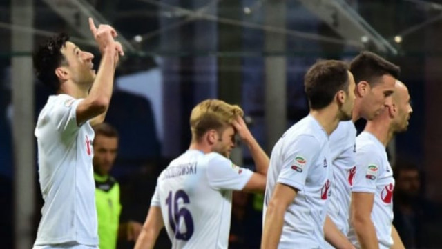 fiorentina 039 s forward nikola kalinic l celebrates after scoring a goal during a serie a football match against inter milan at the san siro stadium in milan on september 27 2015 photo afp fiorentina 039 s forward nikola kalinic l celebrates after scoring a goal during a serie a football match against inter milan at the san siro stadium in milan on september 27 2015 photo afp