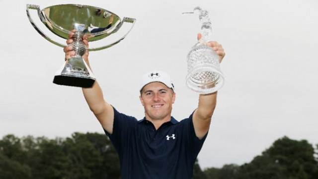 jordan spieth of the united states poses on the 18th green after winning both the tour championship and the fedexcup on september 27 2015 in atlanta georgia photo afp