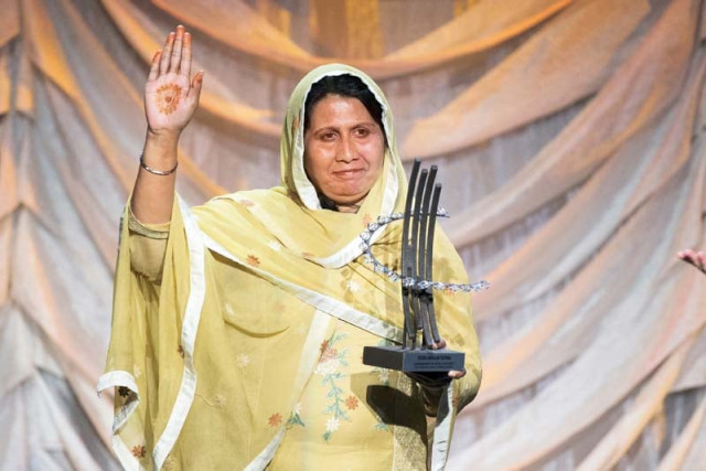 labour rights activist syeda ghulam fatima receives clinton global citizen award 2015 photo reuters labour rights activist syeda ghulam fatima receives clinton global citizen award 2015 photo reuters
