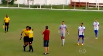 referee pulls out a gun during match