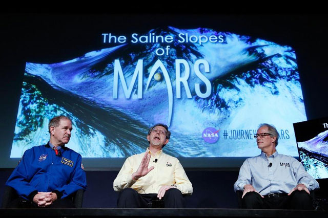 l r john grunsfeld associate administrator nasa 039 s science mission directorate jim green director of planetary science at nasa headquarters and michael meyer lead scientist for mars exploration program at nasa headquarters on september 28 2015 photo afp