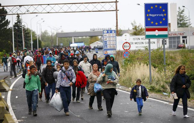 migrants walk as they cross the border from hungary to nickelsdorf austria september 26 2015 photo reuters
