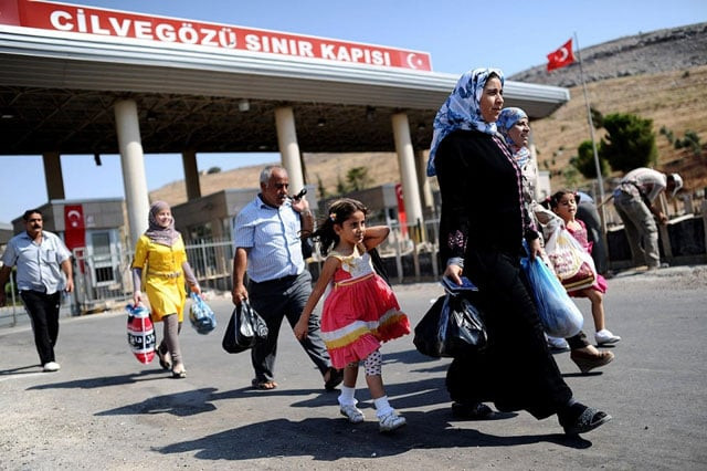 syrian refugees arrive at turkey from cilvegozu crossing gate at reyhanli in antakya photo afp syrian refugees arrive at turkey from cilvegozu crossing gate at reyhanli in antakya photo afp
