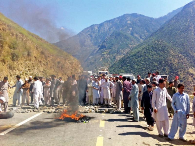 students block kkh against the shortage of teachers photo express students block kkh against the shortage of teachers photo express
