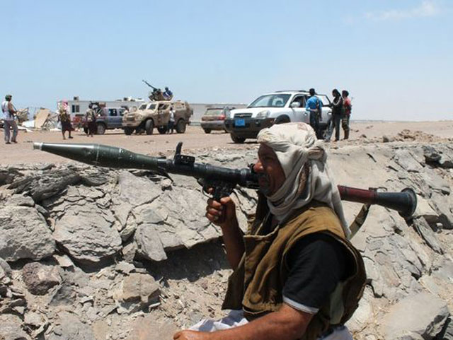 armed militiamen loyal to yemen 039 s fugitive president abderabbo mansour hadi prepare to launch attacks against shia huthi rebels on april 20 2015 near the airport in aden photo afp