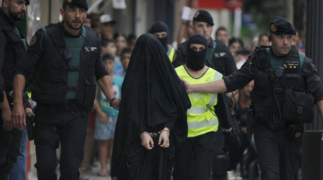 spanish police arrest an 18 year old moroccan woman suspected of recruiting other women via the internet to the extremist group islamic state in gandia on september 5 2015 photo afp