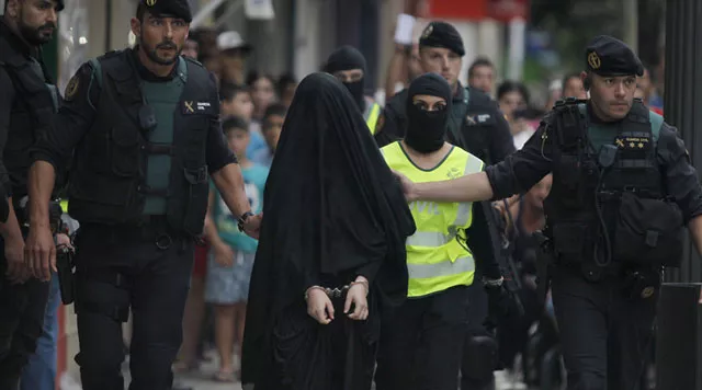 spanish police arrest an 18 year old moroccan woman suspected of recruiting other women via the internet to the extremist group islamic state in gandia on september 5 2015 photo afp spanish police arrest an 18 year old moroccan woman suspected of recruiting other women via the internet to the extremist group islamic state in gandia on september 5 2015 photo afp