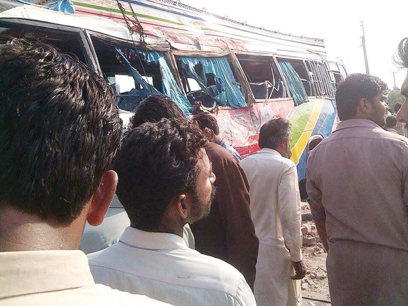 several people gathered to help rescue the passengers photo ikram paracha express