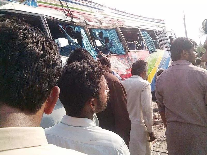 several people gathered to help rescue the passengers photo ikram paracha express several people gathered to help rescue the passengers photo ikram paracha express