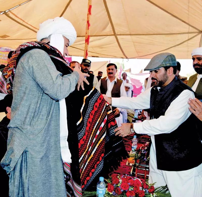 dr malik baloch is presented a shawl by his adviser on finance mir khalid langau photo banaras khan express dr malik baloch is presented a shawl by his adviser on finance mir khalid langau photo banaras khan express