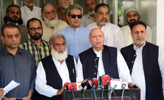 jamaat e islami s lahore chief mian maqsood l and pakistan tehreek e insaf 039 s punjab organiser chaudhry muhammad sarwar r hold a joint press conference in lahore on october 5 2015 photo inp