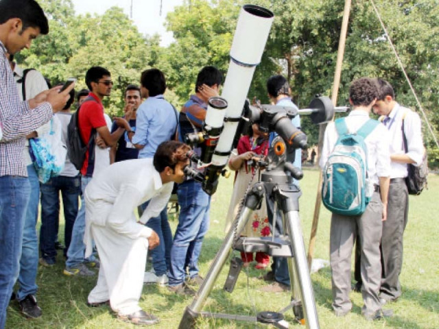 students at forman christian college observe the sky using a telescope arranged by the last photo ayesha mir students at forman christian college observe the sky using a telescope arranged by the last photo ayesha mir