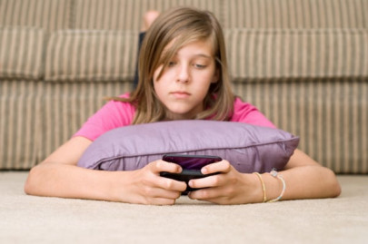 compulsive texting habits can destroy your daughter s grades