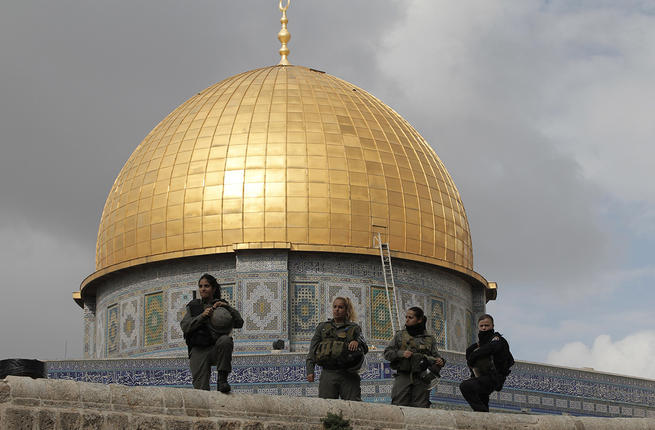 israeli security forces stand guard near jerusalem 039 s dome of the rock in the al aqsa mosque compound photo afp