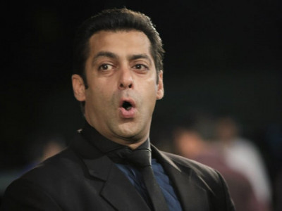 salman khan robbed by four girls salman khan robbed by four girls
