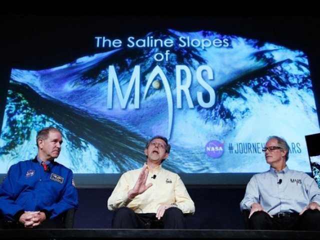 l r john grunsfeld associate administrator nasa 039 s science mission directorate jim green director of planetary science at nasa headquarters and michael meyer lead scientist for mars exploration program at nasa headquarters on september 28 2015 photo afp