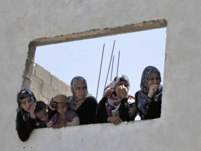 manicured fingers throwing stones palestinian women join unrest manicured fingers throwing stones palestinian women join unrest