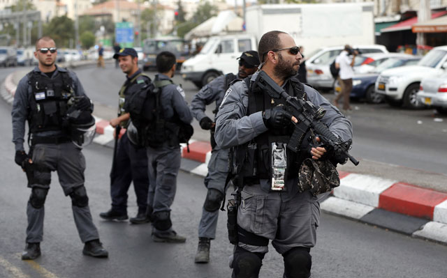 israeli security forces stand guard in the area where a palestinian man carried out a stabbing attack in the old city of jerusalem on october 10 2015 photo afp
