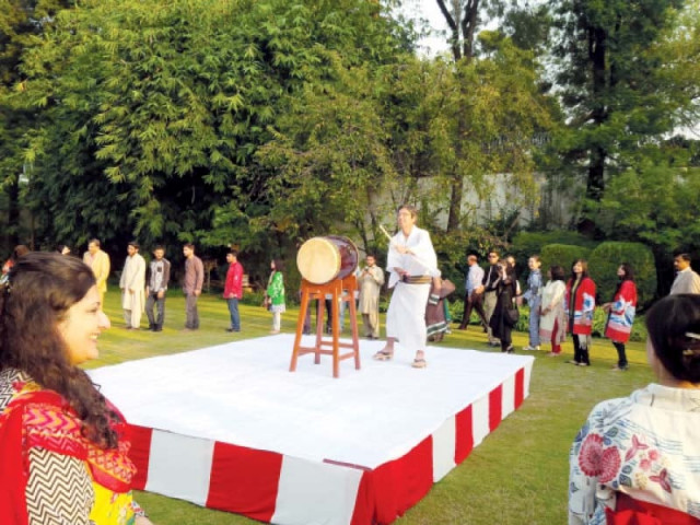 japanese ambassador hiroshi inomata plays traditional wodaiko drums photo vaqas asghar express japanese ambassador hiroshi inomata plays traditional wodaiko drums photo vaqas asghar express