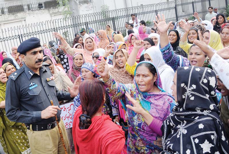 ccpo amin wains is seen negotiating with protesting lady health workers photo zahoorul haq express