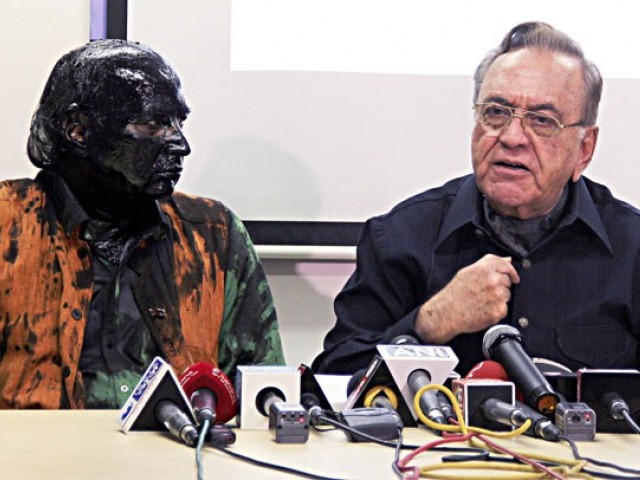 indian activist sudheendra kulkarni l whose face was blackened by ink in an alleged attack looks on as former pakistani foreign minister khurshid mahmud kasuri speaks to media in mumbai on october 12 2015 photo afp