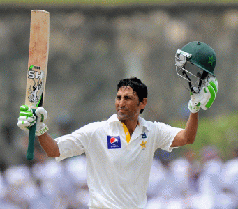 younis becomes pakistan s highest run scorer in test cricket
