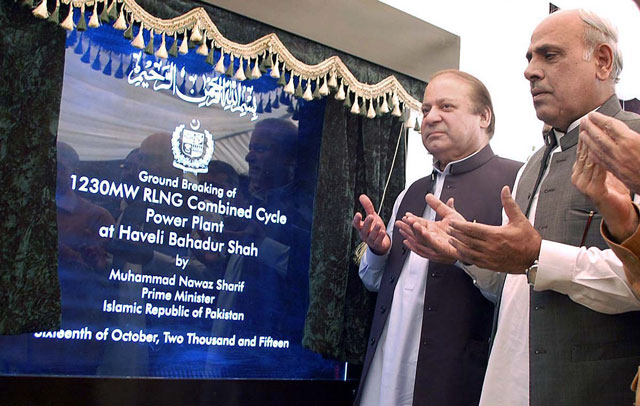prime minister nawaz sharif offers prayer after inaugurating the ground breaking of 1230mw power project near jhang on october 16 2015 photo app