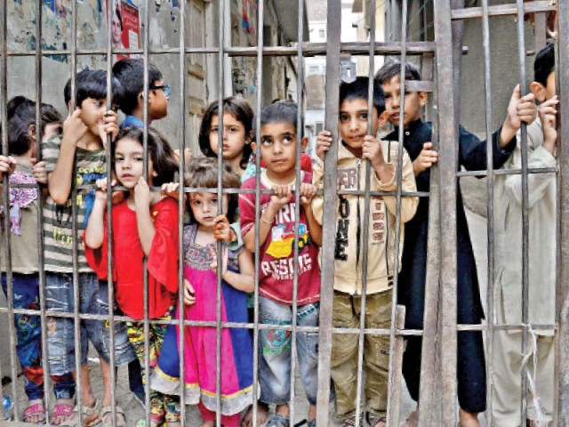 children look at muharram procession that starts in yakatoot and ends in mohallah khudadad at agha mustafa imambargah in the city photo muhammad iqbal express children look at muharram procession that starts in yakatoot and ends in mohallah khudadad at agha mustafa imambargah in the city photo muhammad iqbal express