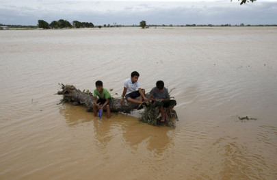 typhoon kills at least 16 in philippines strands thousands