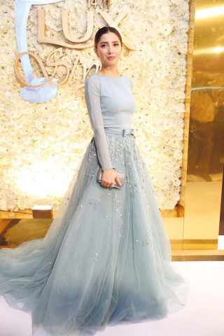 according to srk mahira is soft spoken very gentle and sweet photo publicity according to srk mahira is soft spoken very gentle and sweet photo publicity