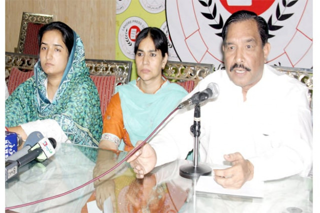hanif ramay the muttahida labour federation general secretary speakinh at a press conference photo nni hanif ramay the muttahida labour federation general secretary speakinh at a press conference photo nni
