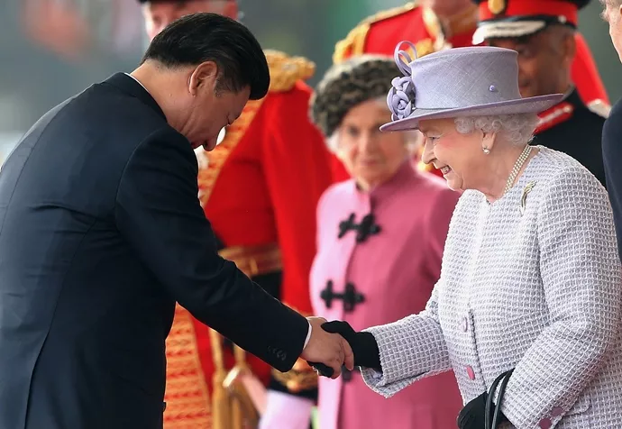 britain 039 s queen elizabeth ii r shakes hands with china 039 s president xi jinping l on horse guards parade in central london on october 20 2015 photo afp britain 039 s queen elizabeth ii r shakes hands with china 039 s president xi jinping l on horse guards parade in central london on october 20 2015 photo afp