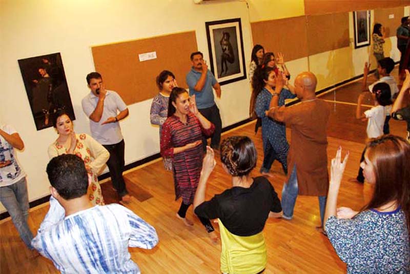 nighat chaudhary rehearsing with her students and fellow dancers photos publicity