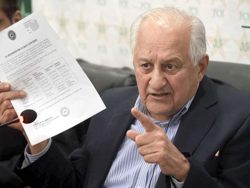 shahryar holds up the bcci s invitation letter to pcb in a news conference in lahore photo afp