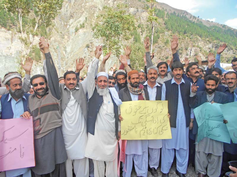 landowners and tenants from kaghan valley blocked sharahe kaghan on wednesday photo express