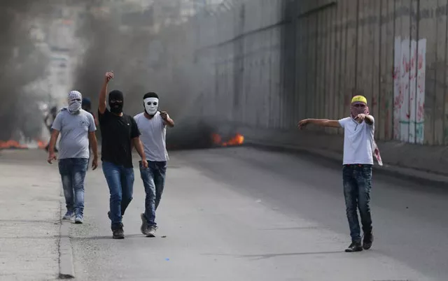 palestinian protesters gesture during clashes with the israeli troops in the west bank town of al ram near jerusalem october 22 2015 photo reuters palestinian protesters gesture during clashes with the israeli troops in the west bank town of al ram near jerusalem october 22 2015 photo reuters