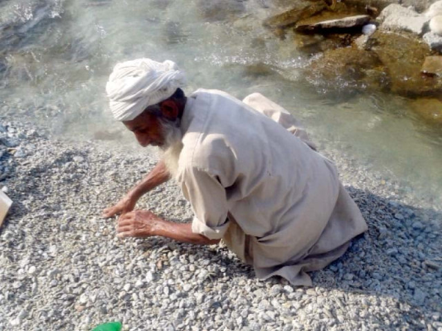men search for gemstones on the bank of swat river photos muhammad irfan express men search for gemstones on the bank of swat river photos muhammad irfan express