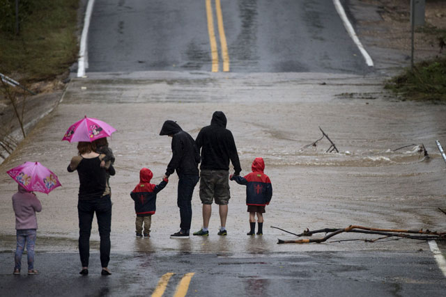 local residents visit a road which was flooded by bull creek after heavy rain in austin texas october 24 2015 photo reuters