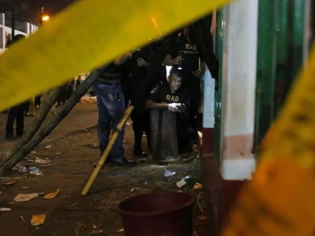 bangladeshi bomb disposal unit from rapid action battalion defuse an unexploded bomb at the site of an explosion in dhaka bangladesh on saturday photo ap bangladeshi bomb disposal unit from rapid action battalion defuse an unexploded bomb at the site of an explosion in dhaka bangladesh on saturday photo ap