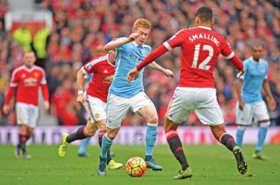 english premier league red and blue of manchester share spoils english premier league red and blue of manchester share spoils