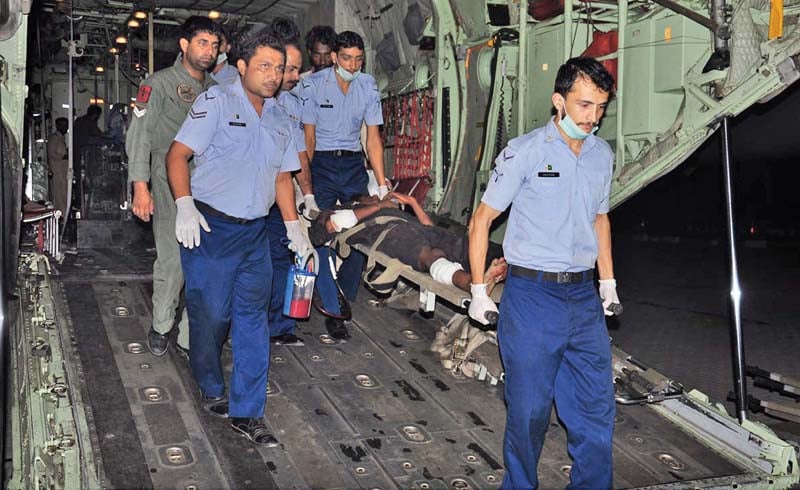 paf staff carry those injured in the jacobabad bomb blast on muharram 9 out of the c 130 aircraft in karachi photo online