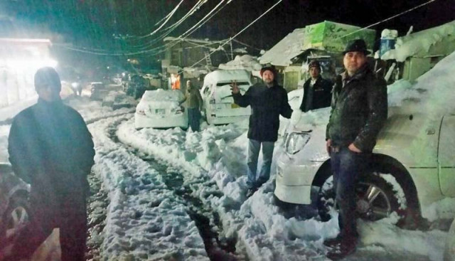 the sight seeing plans of hundreds of visitors were ruined when heavy snowfall stranded them in naran valley photo inp the sight seeing plans of hundreds of visitors were ruined when heavy snowfall stranded them in naran valley photo inp