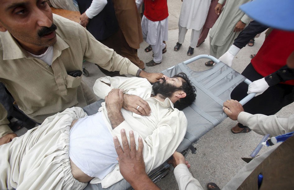 rescue workers move a man who was injured during an earthquake at the lady reading hospital in peshawar pakistan october 26 2015 a powerful earthquake struck a remote area of northeastern afghanistan on monday shaking the capital kabul as shockwaves were felt in northern india and in pakistan 039 s capital where hundreds of people ran out of buildings as the ground rolled beneath them reuters fayaz aziz