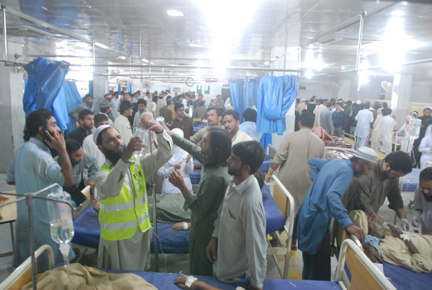 people effected by earthquake have been given first aid photo online