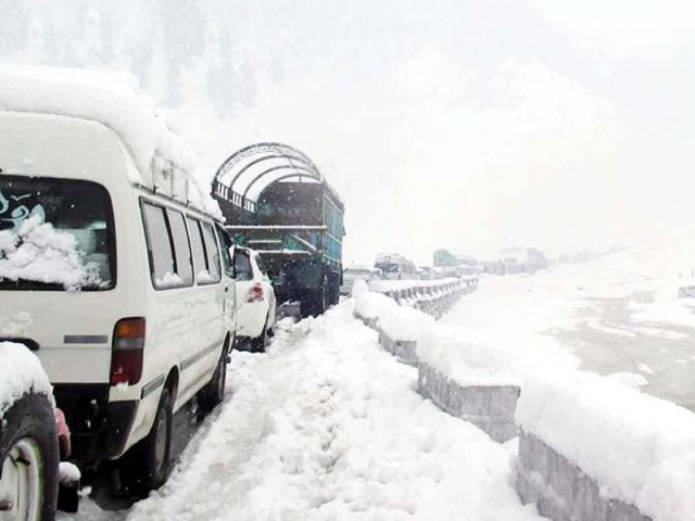 commuters struggle in naran as unexpected snowfall envelops the area photo online commuters struggle in naran as unexpected snowfall envelops the area photo online