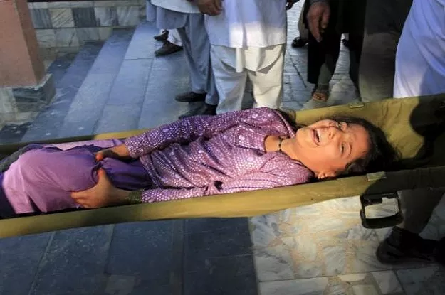 rescue workers carry a girl who was injured after an earthquake at a hospital in jalalabad afghanistan october 26 2015 photo reuters rescue workers carry a girl who was injured after an earthquake at a hospital in jalalabad afghanistan october 26 2015 photo reuters